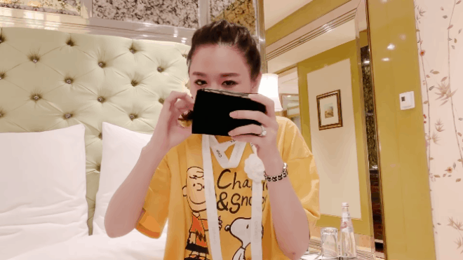 5 mỹ nhân Vbiz dẫn đầu trend đập hộp 2019: Ngọc Trinh chi mạnh hơn 6 tỷ, Hari Won đập toàn đồ được tặng nên hời nhất - Hình 2