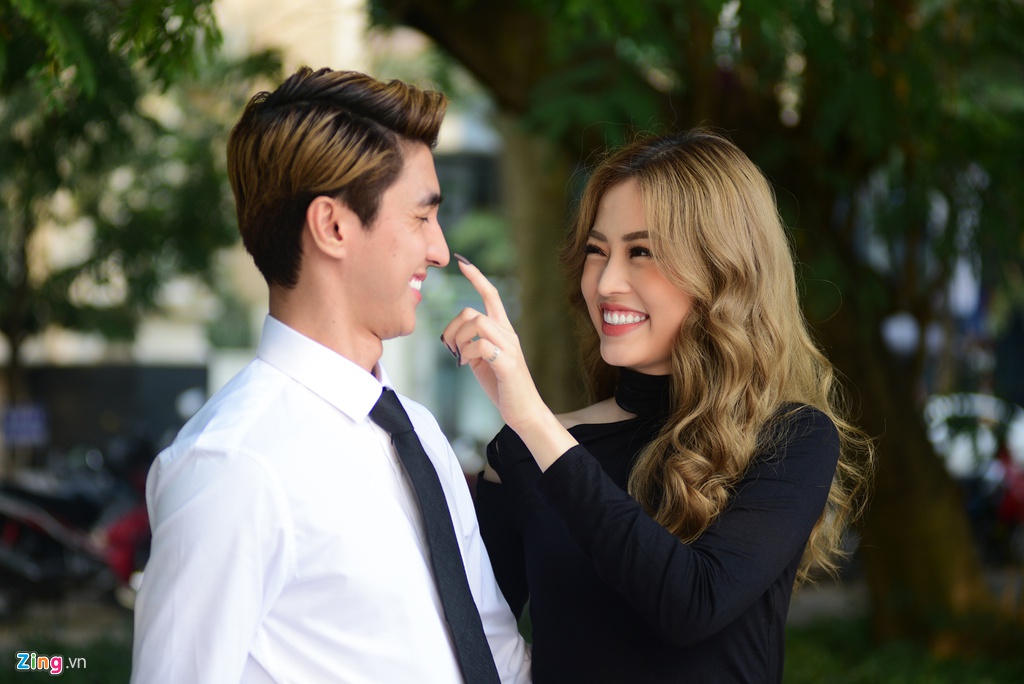 Á hậu Phương Nga tình cảm xuống phố với bạn trai Bình An - Hình 6