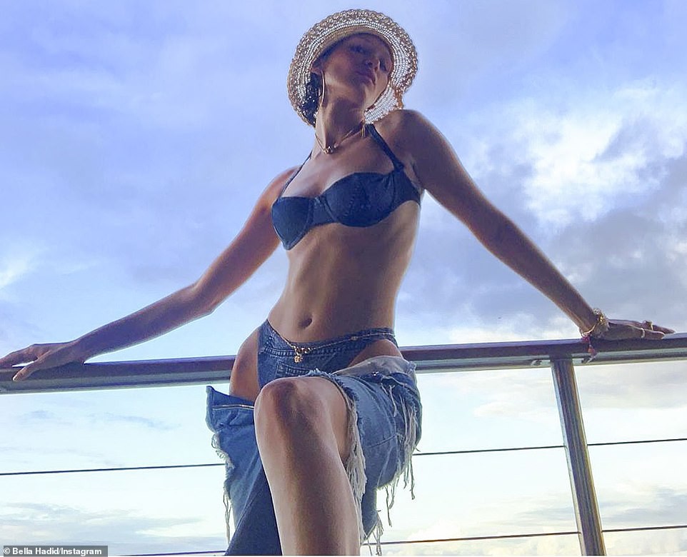 Bella Hadid khoe dáng siêu mẫu hot nhất thế giới trong kỳ nghỉ đón năm mới - Hình 11