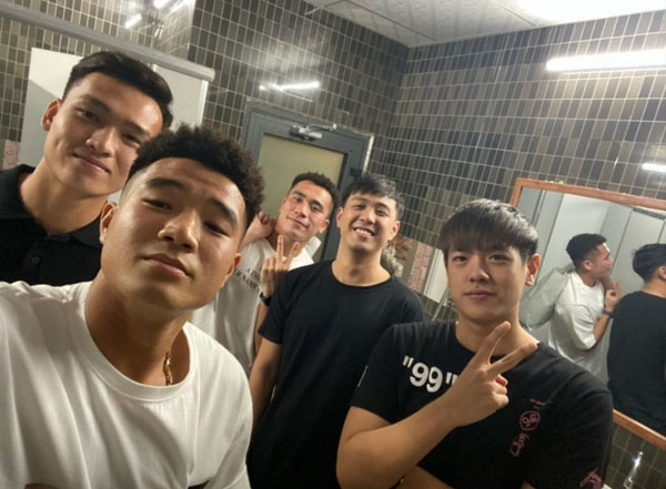 Các cầu thủ U23 Việt Nam thi nhau cắt tóc cầu may chào năm mới - Hình 4