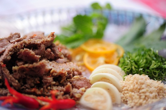 Cách làm gỏi bò nướng lạ miệng thơm ngon - Hình 1