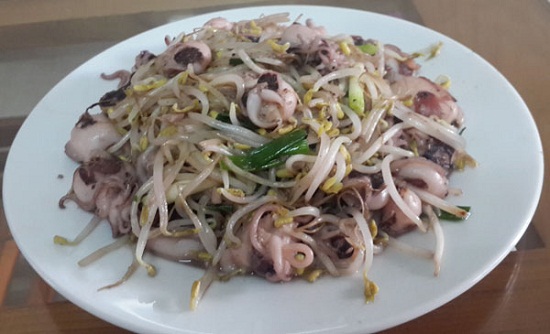 Cách làm mực sim xào giá đơn giản ngon cơm - Hình 5