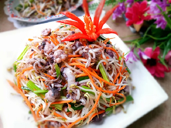 Cách làm mực sim xào giá đơn giản ngon cơm - Hình 1