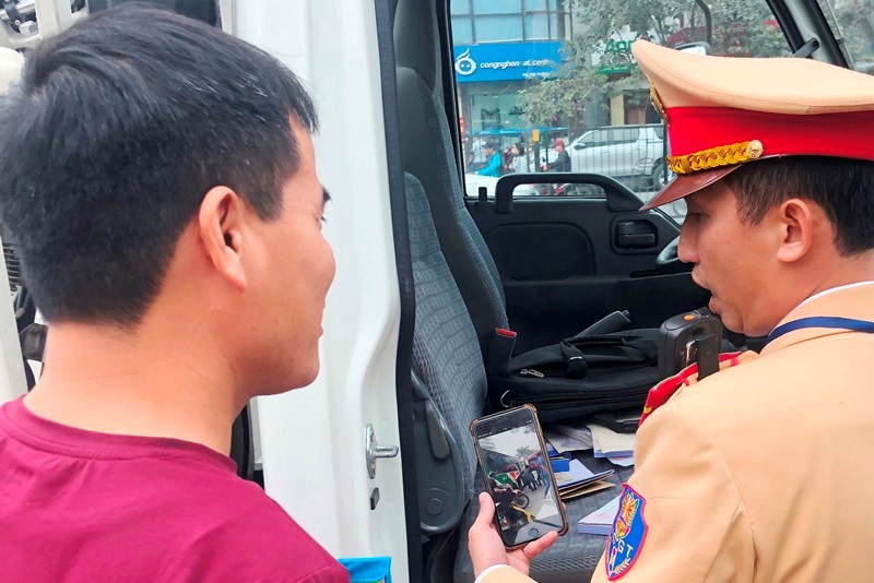 Cảnh sát, Thanh tra 'cải trang' ghi hình ảnh xe rùa bò - Hình 10