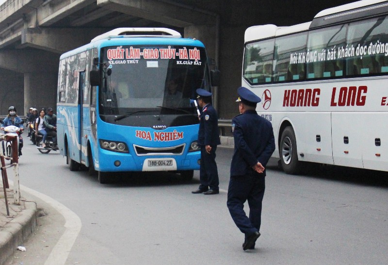 Cảnh sát, Thanh tra 'cải trang' ghi hình ảnh xe rùa bò - Hình 1