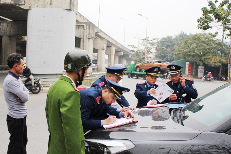 Cảnh sát, Thanh tra 'cải trang' ghi hình ảnh xe rùa bò - Hình 6
