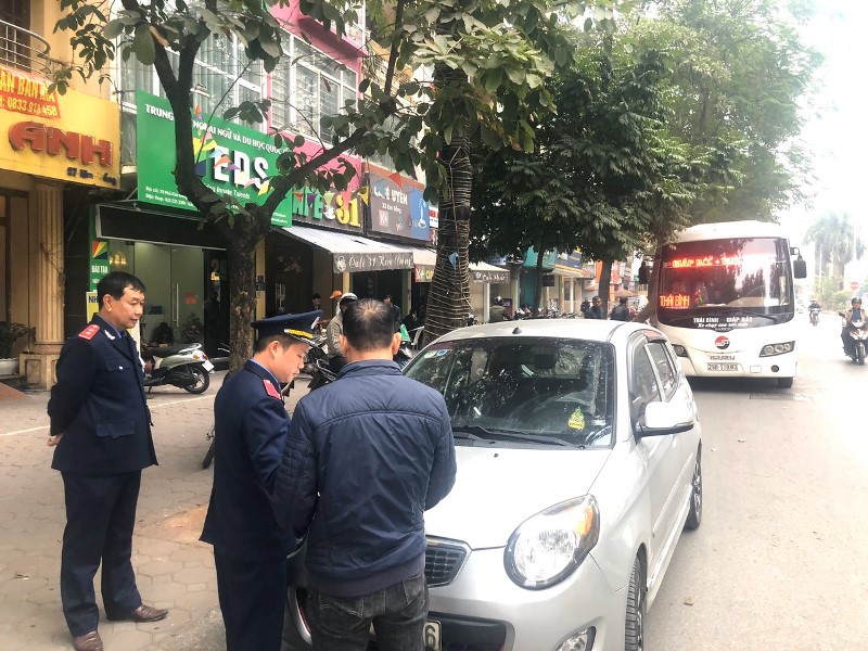 Cảnh sát, Thanh tra 'cải trang' ghi hình ảnh xe rùa bò - Hình 7