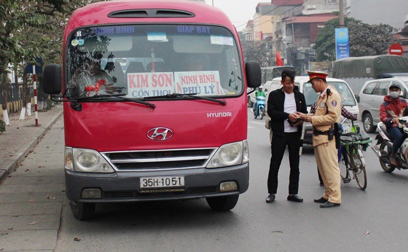 Cảnh sát, Thanh tra 'cải trang' ghi hình ảnh xe rùa bò - Hình 9