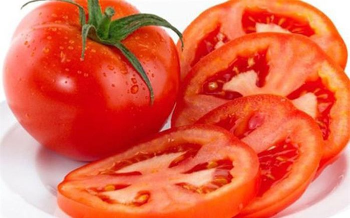 Đánh tan quầng thâm mắt với khoai tây, cà chua, dưa chuột - Hình 2