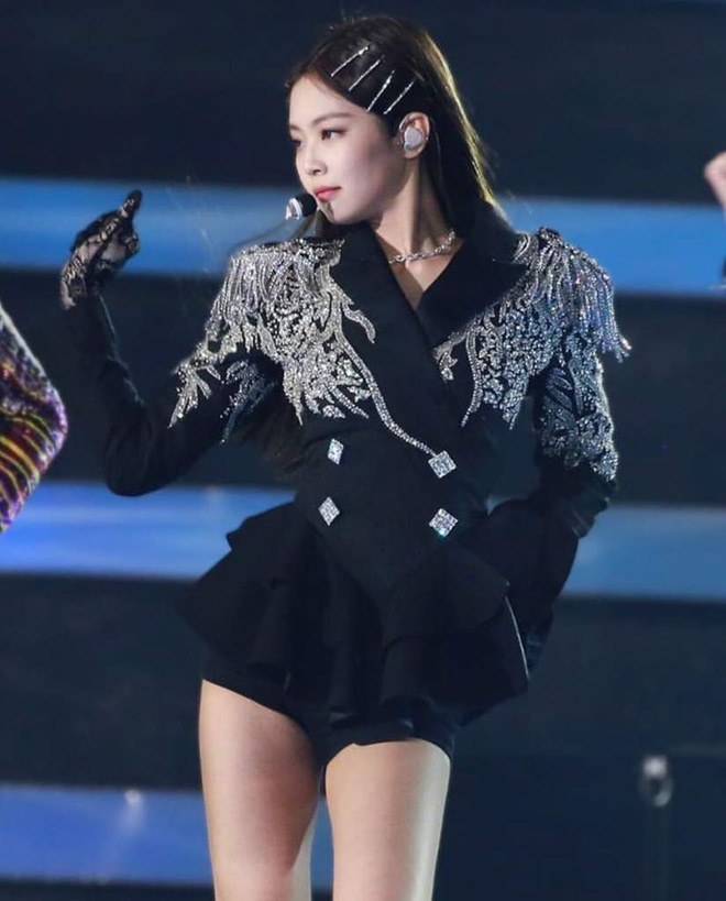 Địch Lê Nhiệt Ba bất ngờ cool ngầu nhưng lại gợi liên tưởng đến hình ảnh Jennie cách đây đúng 1 năm - Hình 8