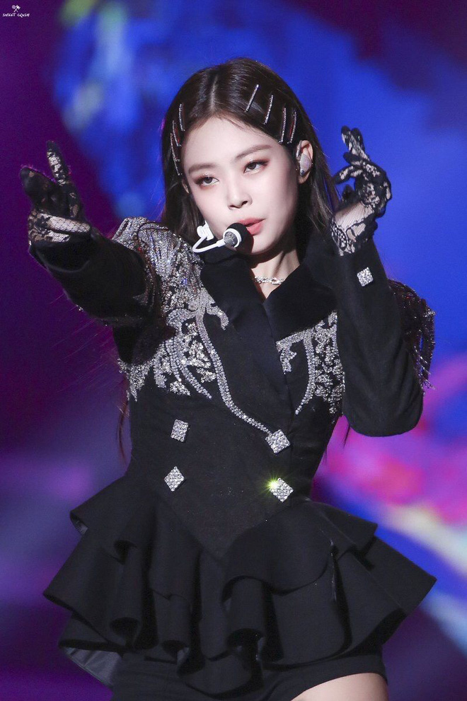 Địch Lê Nhiệt Ba bất ngờ cool ngầu nhưng lại gợi liên tưởng đến hình ảnh Jennie cách đây đúng 1 năm - Hình 5