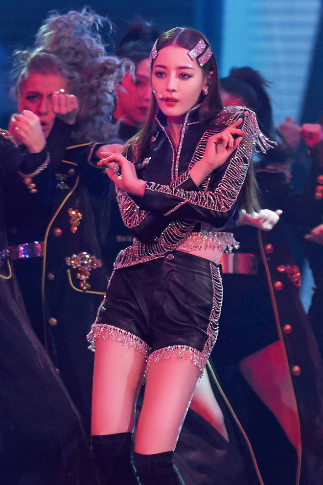Địch Lê Nhiệt Ba bất ngờ cool ngầu nhưng lại gợi liên tưởng đến hình ảnh Jennie cách đây đúng 1 năm - Hình 4