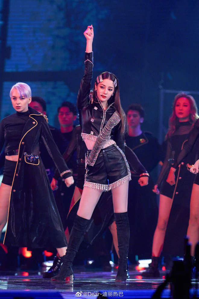 Địch Lê Nhiệt Ba bất ngờ cool ngầu nhưng lại gợi liên tưởng đến hình ảnh Jennie cách đây đúng 1 năm - Hình 3