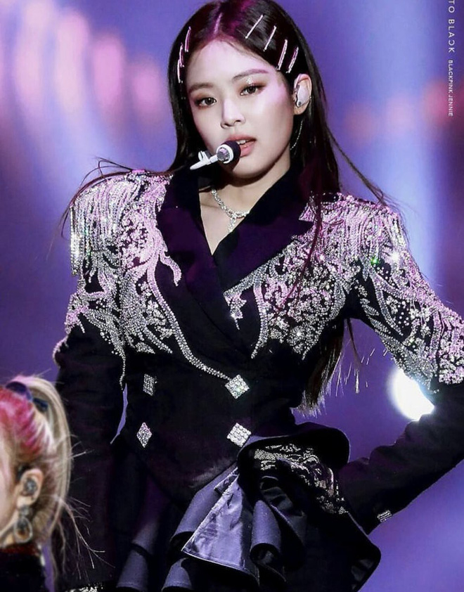 Địch Lê Nhiệt Ba bất ngờ cool ngầu nhưng lại gợi liên tưởng đến hình ảnh Jennie cách đây đúng 1 năm - Hình 7