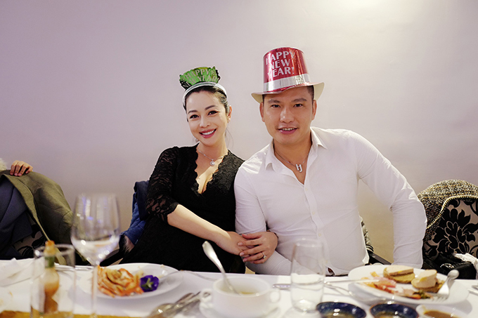 Jennifer Phạm bụng bầu đi đón năm mới - Hình 3