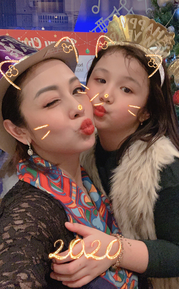 Jennifer Phạm bụng bầu đi đón năm mới - Hình 8