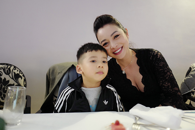 Jennifer Phạm bụng bầu đi đón năm mới - Hình 9