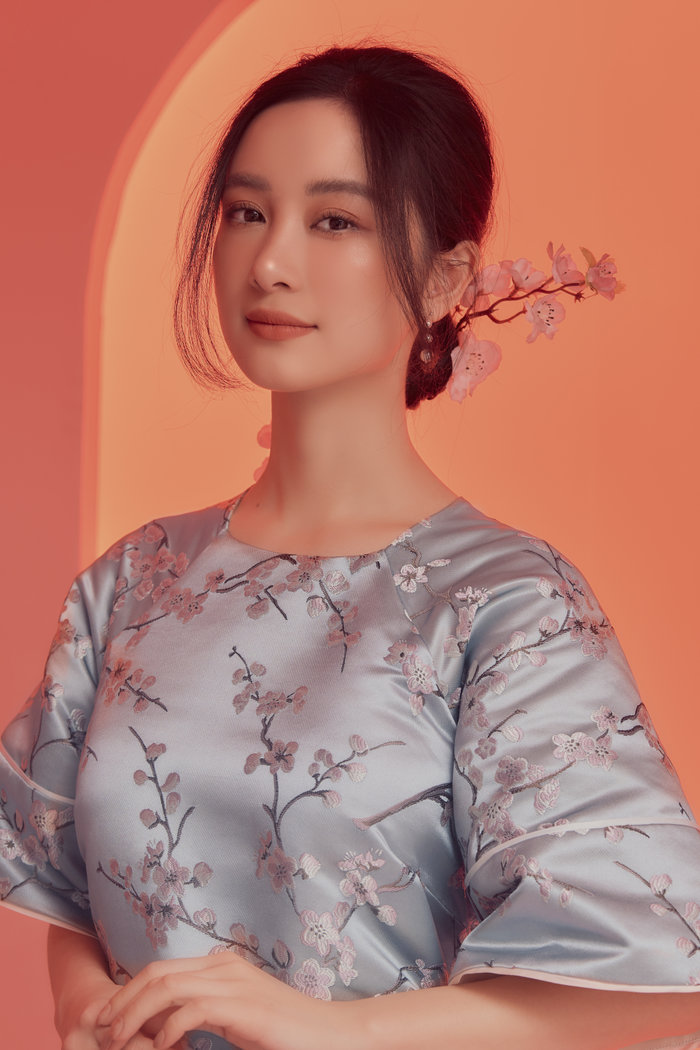 Jun Vũ hóa nàng thơ thanh nhã, diện áo dài tha thướt đón mùa Xuân - Hình 4