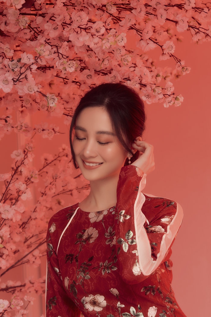 Jun Vũ hóa nàng thơ thanh nhã, diện áo dài tha thướt đón mùa Xuân - Hình 3