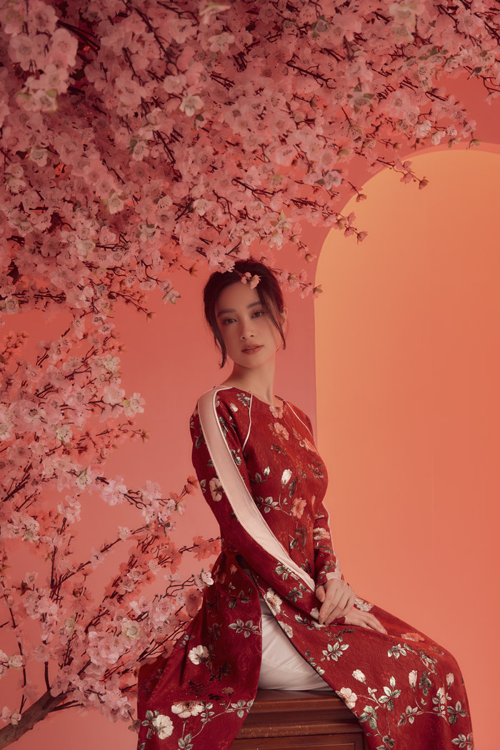 Jun Vũ hóa nàng thơ thanh nhã, diện áo dài tha thướt đón mùa Xuân - Hình 2