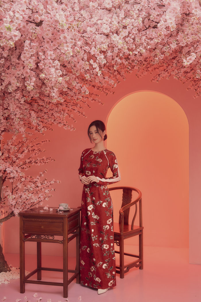 Jun Vũ hóa nàng thơ thanh nhã, diện áo dài tha thướt đón mùa Xuân - Hình 1