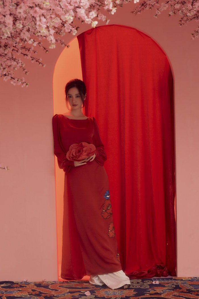 Jun Vũ hóa nàng thơ thanh nhã, diện áo dài tha thướt đón mùa Xuân - Hình 13