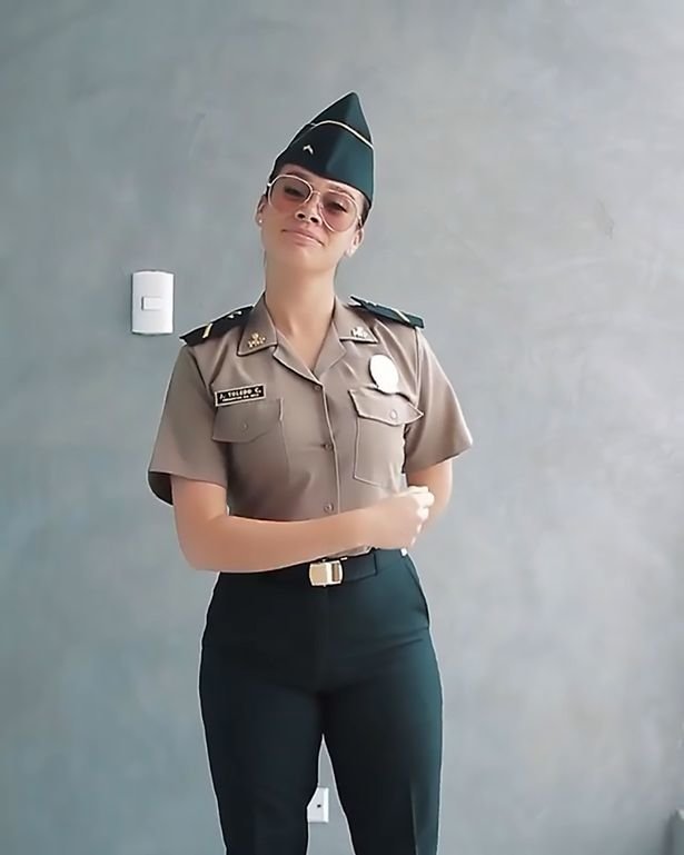Nữ cảnh sát nóng bỏng bị kỷ luật vì đăng clip lột xác trên Tiktok - Hình 1