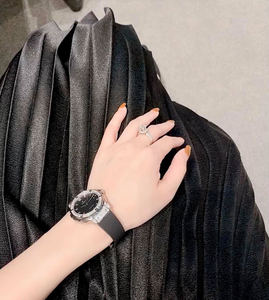 Tình cũ Mạc Hồng Quân sắm đồng hồ nửa tỷ, túi hiệu trăm triệu - Hình 2