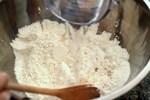 Cách làm bánh rán đơn giản từ bột mì - Hình 2