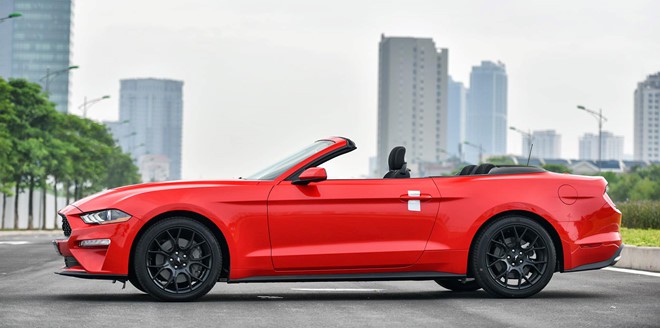 Xe chơi Ford Mustang mui trần giá gần 3 tỷ tại Hà Nội