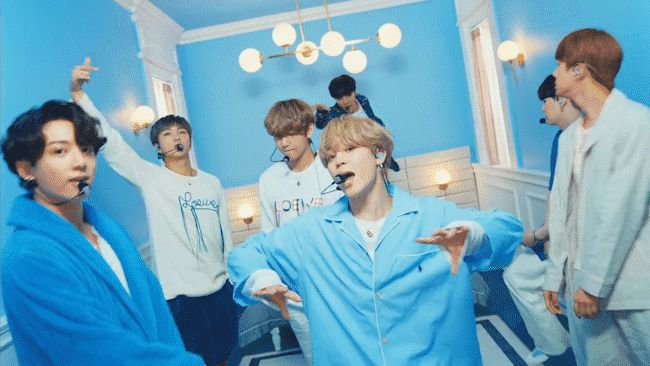 BTS mặc đồ ngủ diễn HOME tại Jimmy Fallon, Jimin được cameraman ưu ái nhưng visual của Jungkook mới là spotlight! - Hình 7