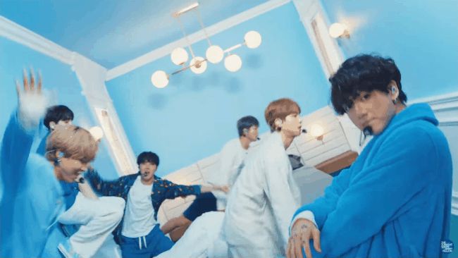 BTS mặc đồ ngủ diễn HOME tại Jimmy Fallon, Jimin được cameraman ưu ái nhưng visual của Jungkook mới là spotlight! - Hình 5