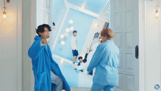 BTS mặc đồ ngủ diễn HOME tại Jimmy Fallon, Jimin được cameraman ưu ái nhưng visual của Jungkook mới là spotlight! - Hình 3