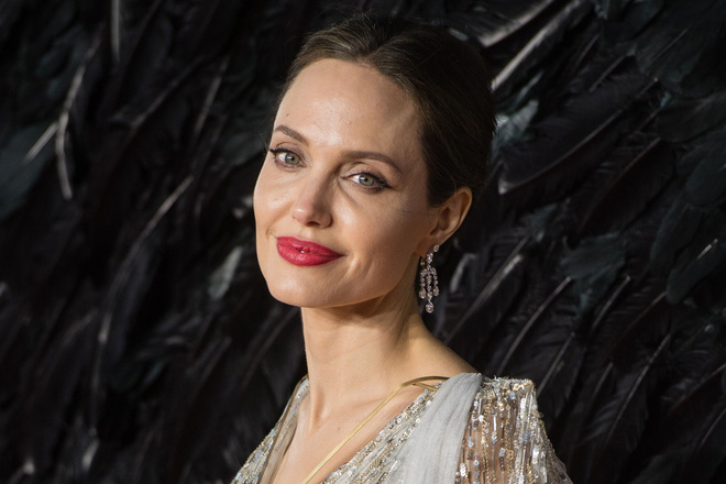 Dân tình đang náo loạn vì bộ ảnh Angelina Jolie ở thời kỳ đẹp nhất: Mặt như tạc, body ngộp thở, bảo sao Brad Pitt mê mệt - Hình 6