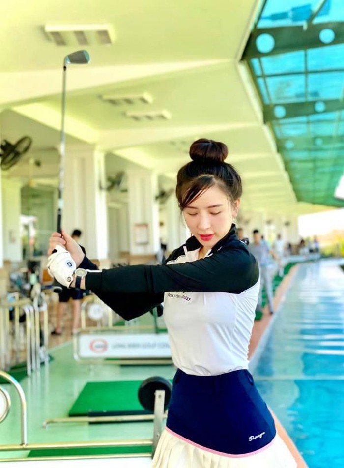 Hotgirl Hà Thành khiến cả sân golf dán mắt vì body nuột nà - Hình 1