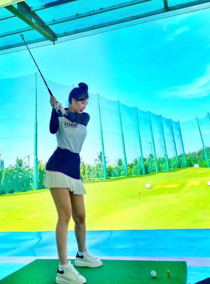 Hotgirl Hà Thành khiến cả sân golf dán mắt vì body nuột nà - Hình 3