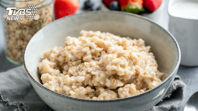 Ăn bột yến mạch để giảm mỡ máu như tin đồn trên mạng, người đàn ông đối mặt với tình trạng tăng acid uric trong máu - Hình 1