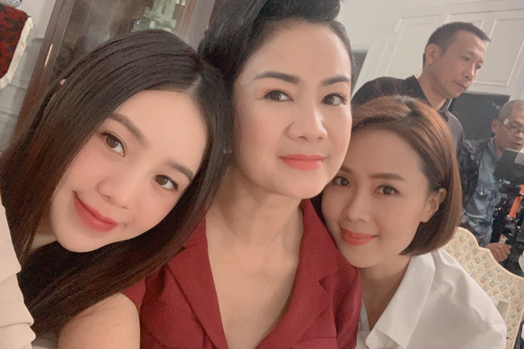 Ảnh hậu trường của Quỳnh Kool, Hồng Diễm và NSND Thu Hà - Hình 1