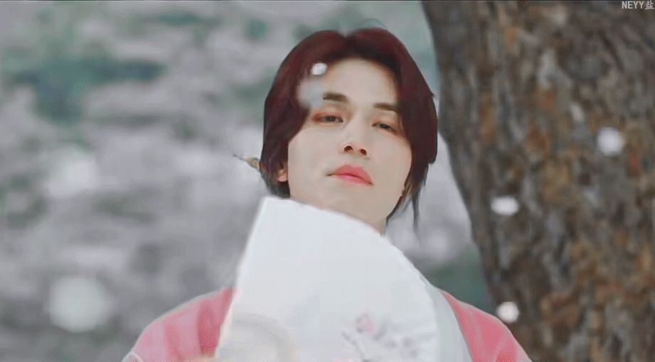 Cầm quạt phe phẩy, Lee Dong Wook bị fan Trung nhầm thành bà dì ở Bạn Trai Tôi Là Hồ Ly dù điểm chấm cao ngất - Hình 6