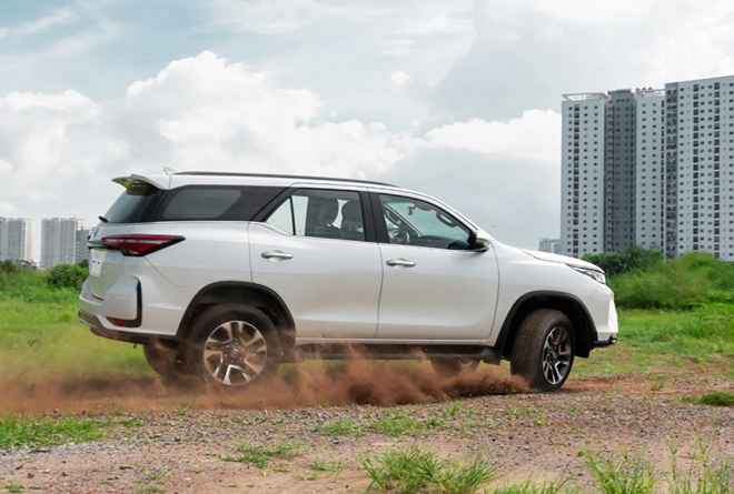 Giá xe Toyota Fortuner lăn bánh mới nhất tháng 10/2020 - Hình 7