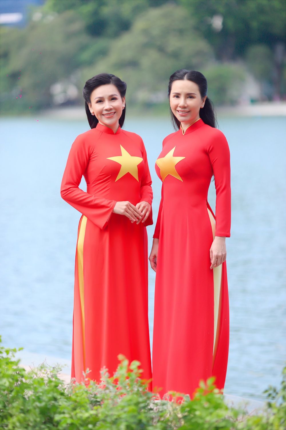 Hoa hậu Châu Ngọc Bích và Hoa hậu Phạm Bích Thủy duyên dáng trong tà áo dài giữa mùa thu tháng 10 - Hình 1