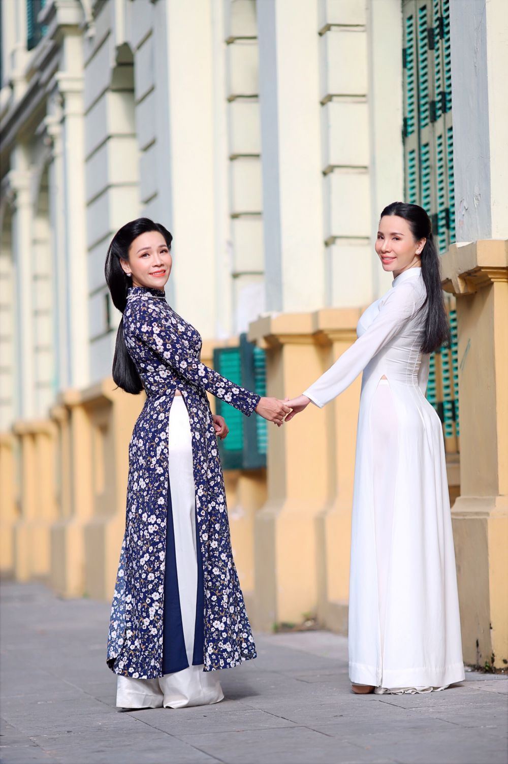 Hoa hậu Châu Ngọc Bích và Hoa hậu Phạm Bích Thủy duyên dáng trong tà áo dài giữa mùa thu tháng 10 - Hình 3