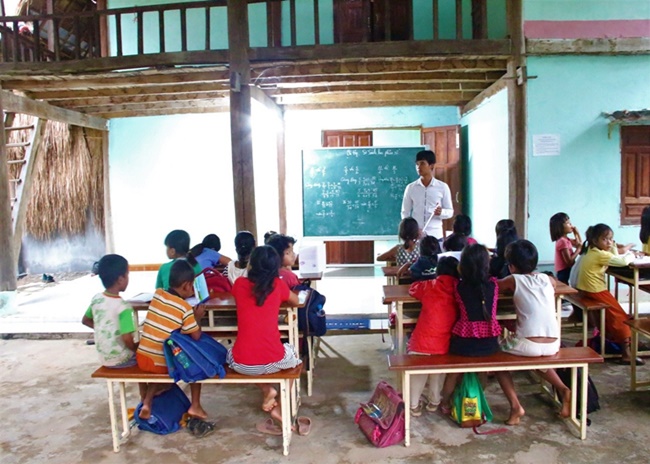 Lớp học miễn phí của đôi vợ chồng nghèo trăn trở ước mơ bảng đen phấn trắng - Hình 1