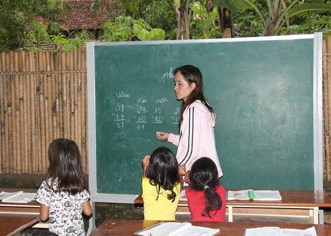 Lớp học miễn phí của đôi vợ chồng nghèo trăn trở ước mơ bảng đen phấn trắng - Hình 2