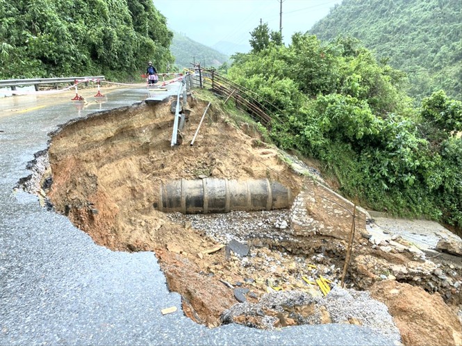 Lũ kinh hoàng ở Quảng Trị, hàng trăm mái nhà chìm trong biển nước - Hình 2