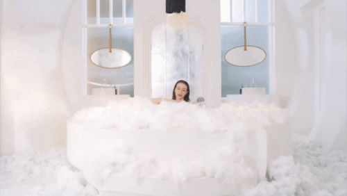 MLee tự lật tẩy sự thật về cảnh tắm bọt xà phòng trong MV Cá Cắn Câu - Hình 1