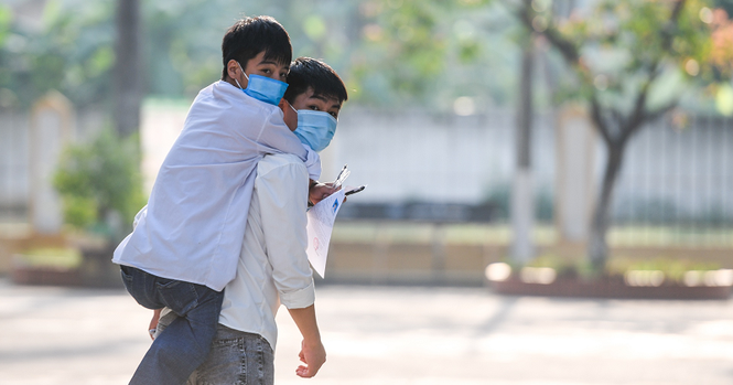 Nam sinh 10 năm cõng bạn đến trường: Vĩ thanh buồn hay một kết thúc có hậu? - Hình 1
