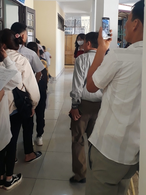 Ông bố chụp ảnh, quay phim đến hết dung lượng bộ nhớ ngày con nhập học - Hình 2