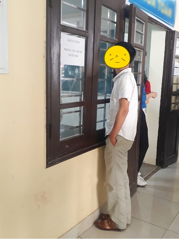 Ông bố chụp ảnh, quay phim đến hết dung lượng bộ nhớ ngày con nhập học - Hình 3