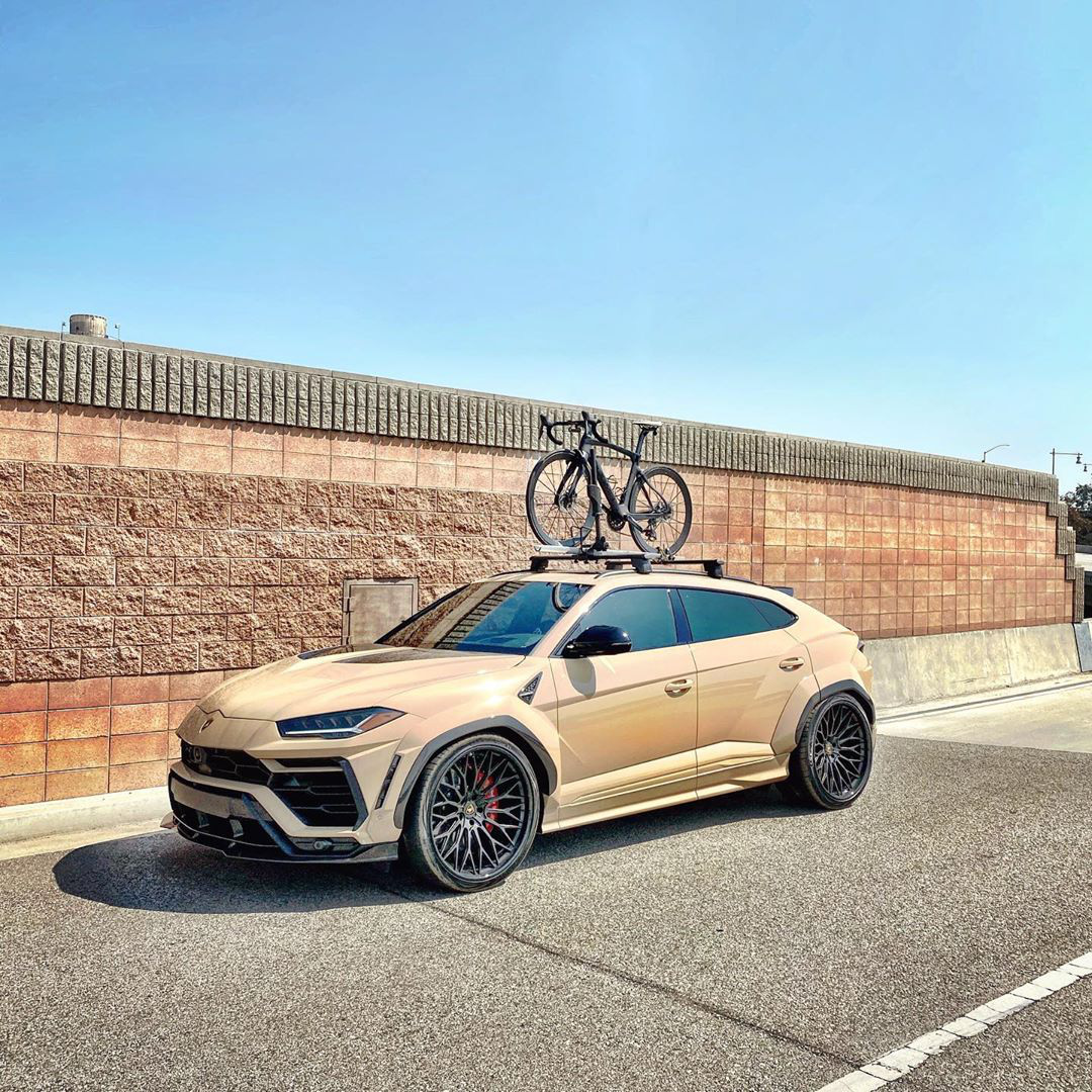 Siêu xe Lamborghini thân xe rộng, phủ lớp cát sa mạc, giá đắt đỏ - Hình 1